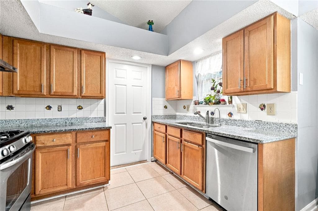3 bedroom, 3 bathroom, 1,966 sq ft single family residence for sale at 1301 Sweet Woods Drive, Lawrenceville, GA 30044 — photo 9