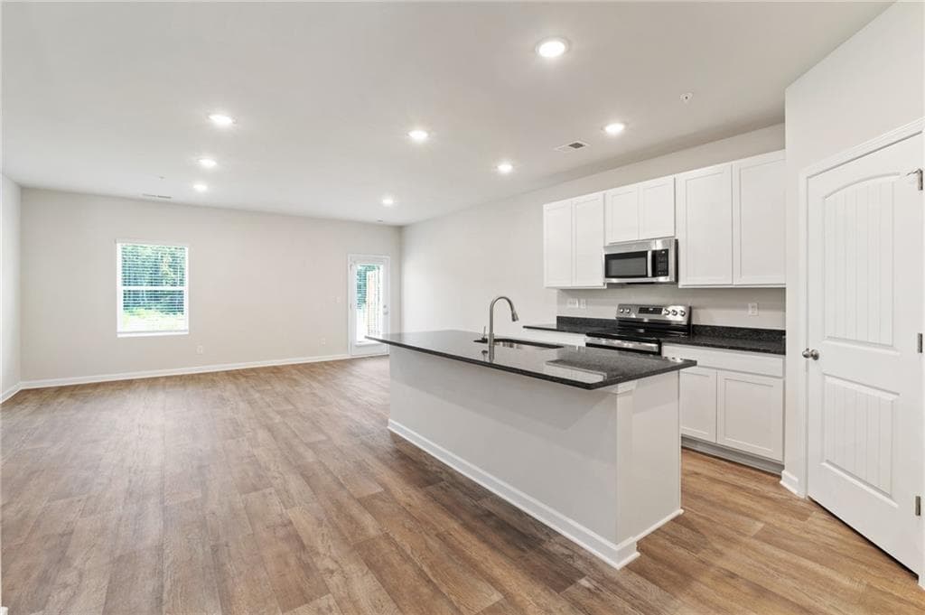 3 bedroom, 3 bathroom, 1,598 sq ft townhouse for sale at 8312 Columbia Court, Palmetto, GA 30268 — photo 3