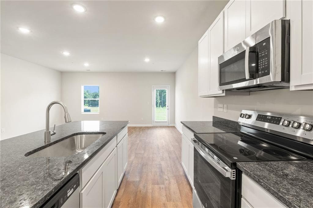 3 bedroom, 3 bathroom, 1,598 sq ft townhouse for sale at 8312 Columbia Court, Palmetto, GA 30268 — photo 4