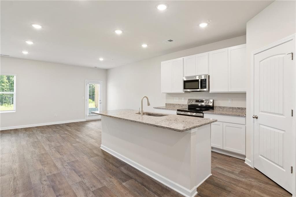 3 bedroom, 3 bathroom, 1,598 sq ft townhouse for sale at 8316 Columbia Court, Palmetto, GA 30268 — photo 3