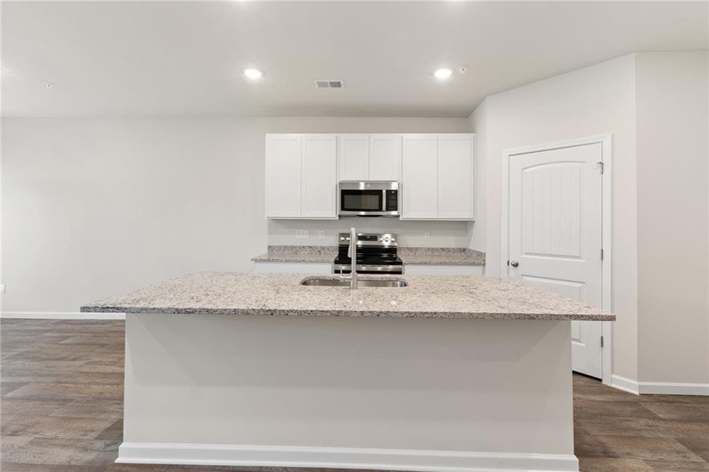 3 bedroom, 3 bathroom, 1,598 sq ft townhouse for sale at 8316 Columbia Court, Palmetto, GA 30268 — photo 4