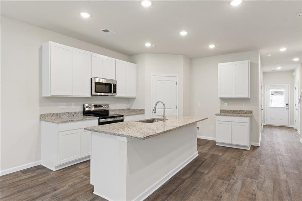 3 bedroom, 3 bathroom, 1,598 sq ft townhouse for sale at 8316 Columbia Court, Palmetto, GA 30268 — photo 5