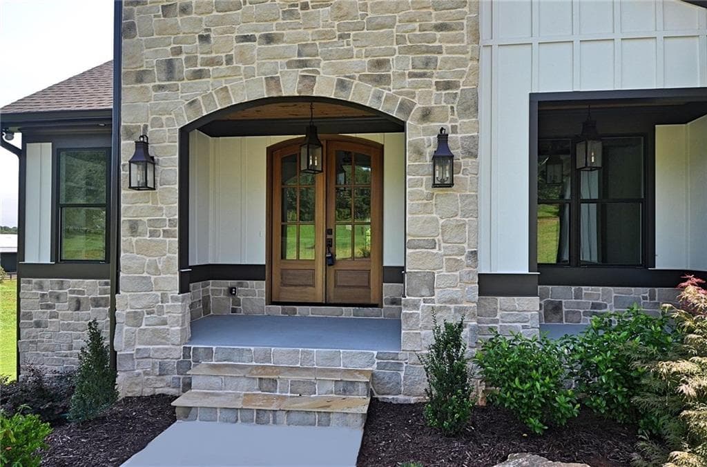 5 bedroom, 4 bathroom, 3,435 sq ft single family residence under contract at 810 North Hampton Way, Monroe, GA 30656 — photo 3