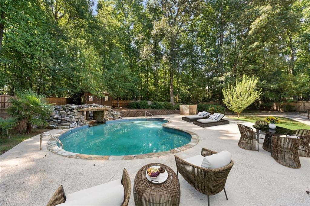 5 bedroom, 5 bathroom, 4,603 sq ft single family residence for sale at 405 Island Cove Drive, Newnan, GA 30263 — photo 2