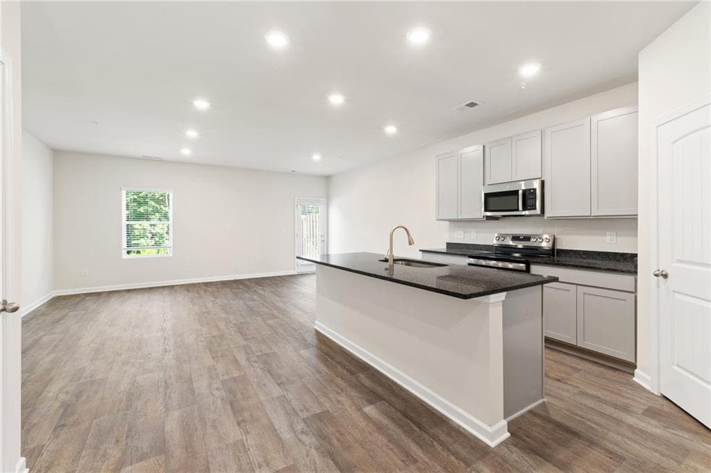 3 bedroom, 3 bathroom, 1,623 sq ft townhouse under contract at 8330 Columbia Court, Palmetto, GA 30268 — photo 3