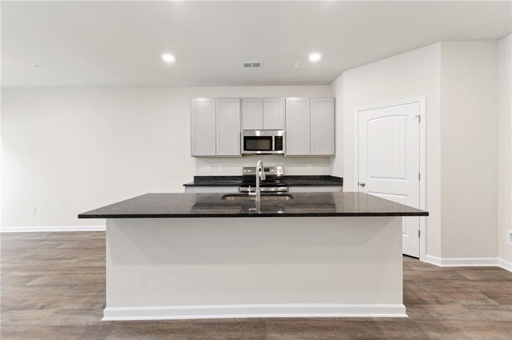 3 bedroom, 3 bathroom, 1,623 sq ft townhouse under contract at 8330 Columbia Court, Palmetto, GA 30268 — photo 4