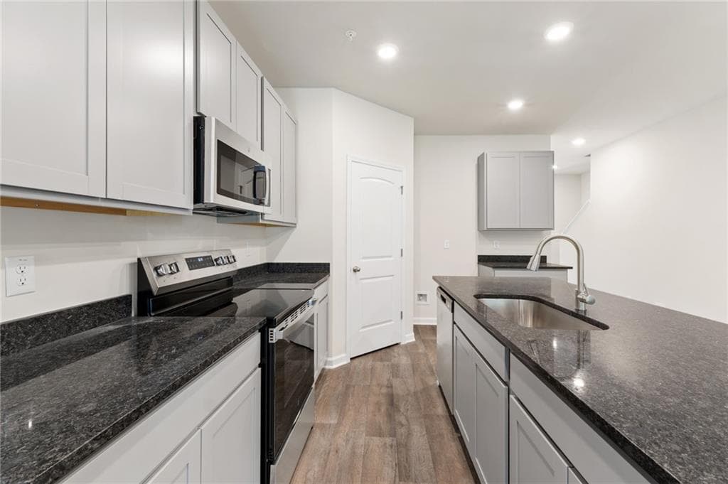 3 bedroom, 3 bathroom, 1,623 sq ft townhouse under contract at 8330 Columbia Court, Palmetto, GA 30268 — photo 8