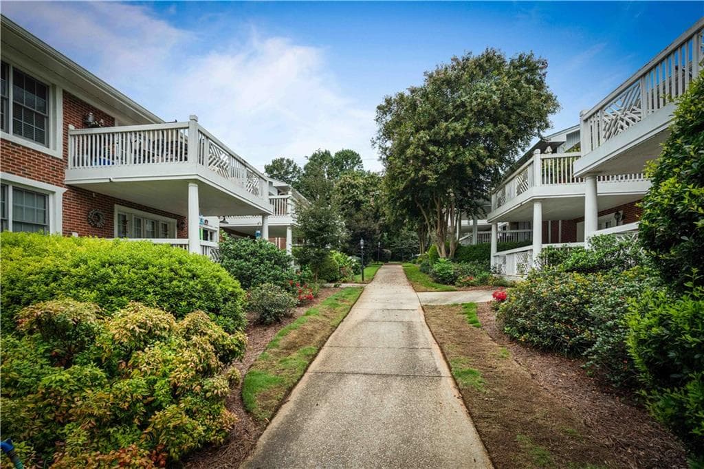 2 bedroom, 1 bathroom, 900 sq ft condominium for sale at 869 Briarcliff Road C-24, Atlanta, GA 30306 — photo 4