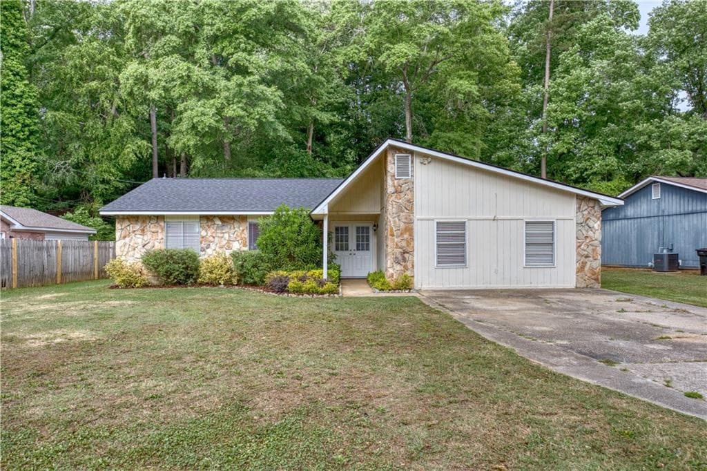 3 bedroom, 2 bathroom, 1,869 sq ft single family residence under contract at 6517 Charter Oaks Circle, Columbus, GA 31909