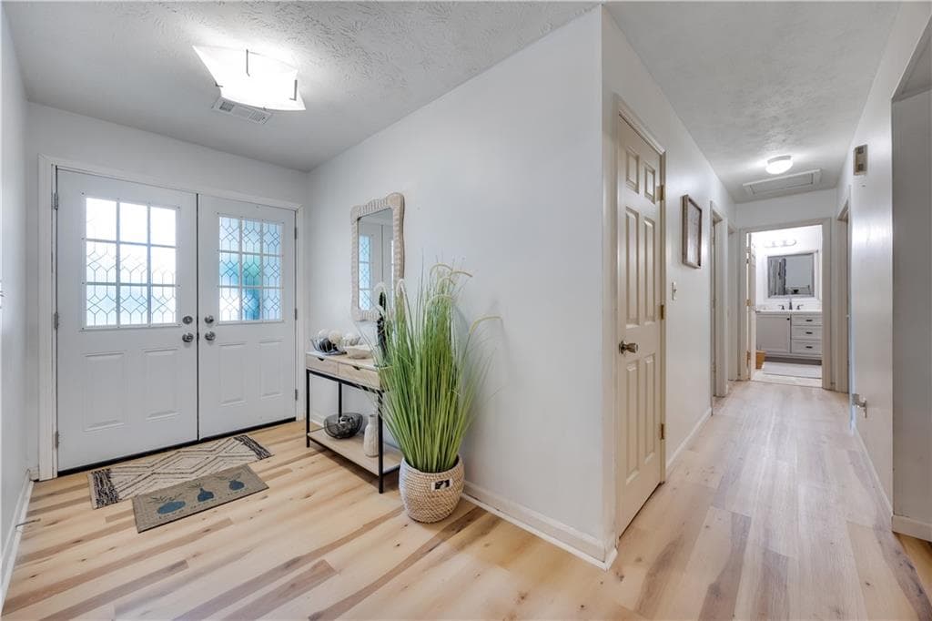 3 bedroom, 2 bathroom, 1,869 sq ft single family residence under contract at 6517 Charter Oaks Circle, Columbus, GA 31909 — photo 3