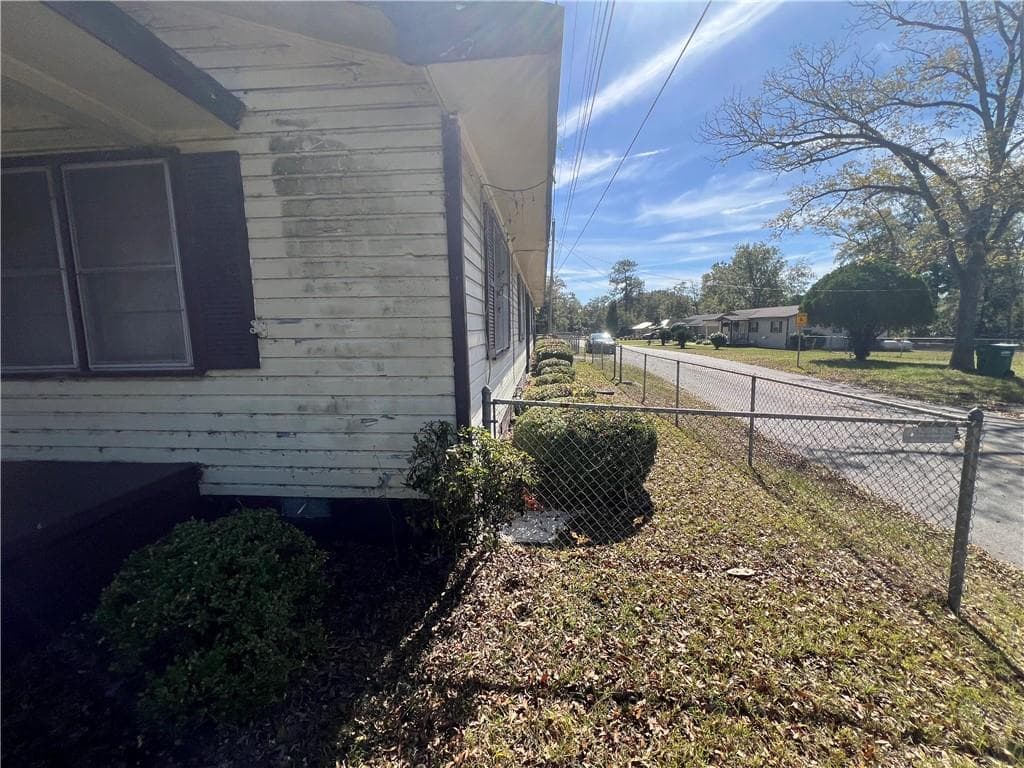3 bedroom, 2 bathroom, 2,126 sq ft single family residence under contract at 813 W Franklin Street, Sylvester, GA 31791 — photo 3