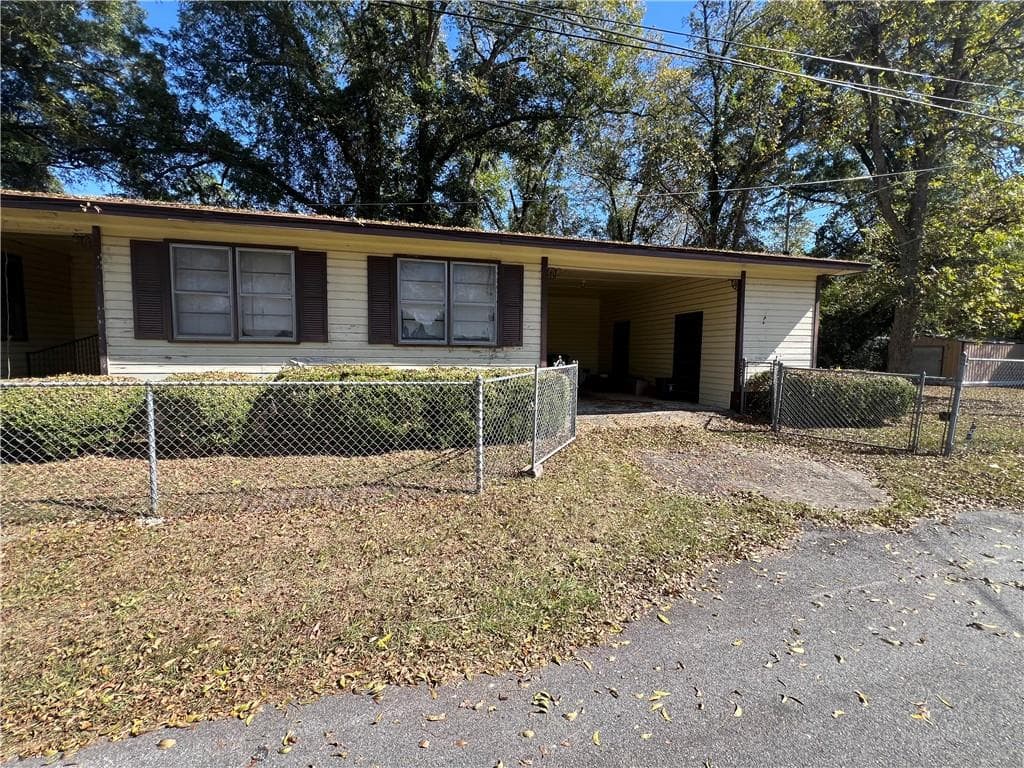 3 bedroom, 2 bathroom, 2,126 sq ft single family residence under contract at 813 W Franklin Street, Sylvester, GA 31791 — photo 4