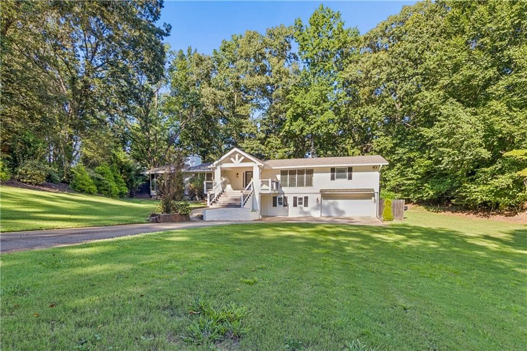 4 bedroom, 3 bathroom, 3,336 sq ft single family residence for sale at 530 E Lake Drive, Gainesville, GA 30506 — photo 4