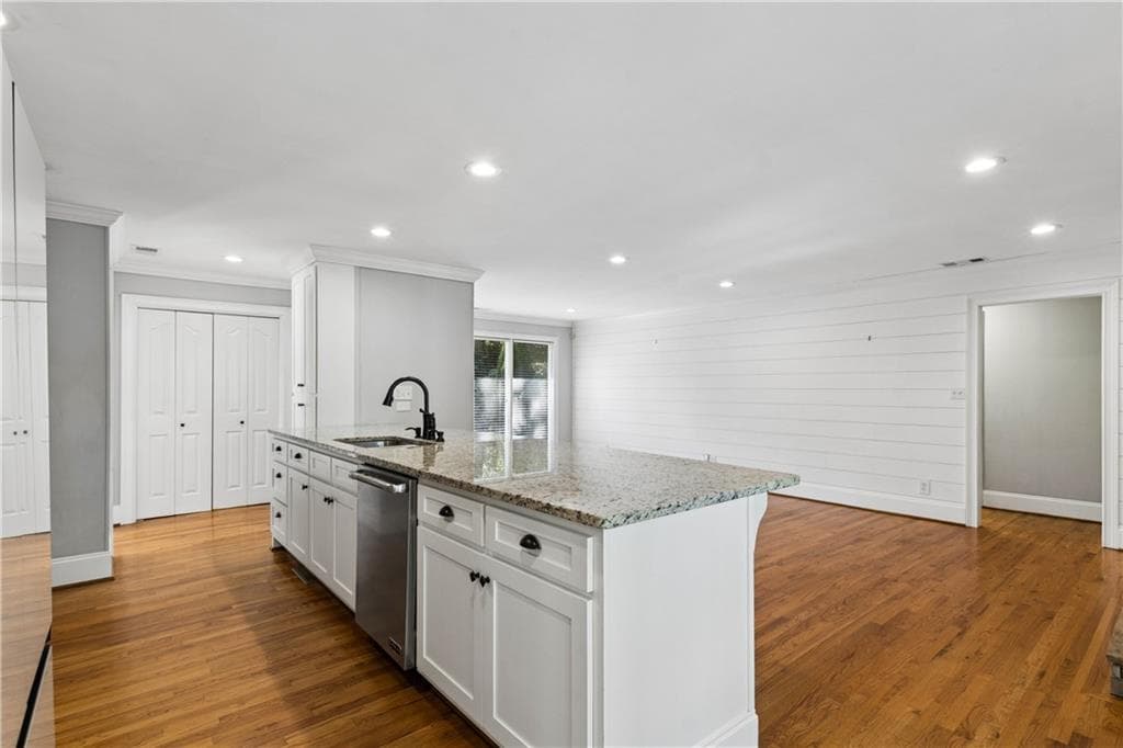 4 bedroom, 3 bathroom, 3,336 sq ft single family residence for sale at 530 E Lake Drive, Gainesville, GA 30506 — photo 7