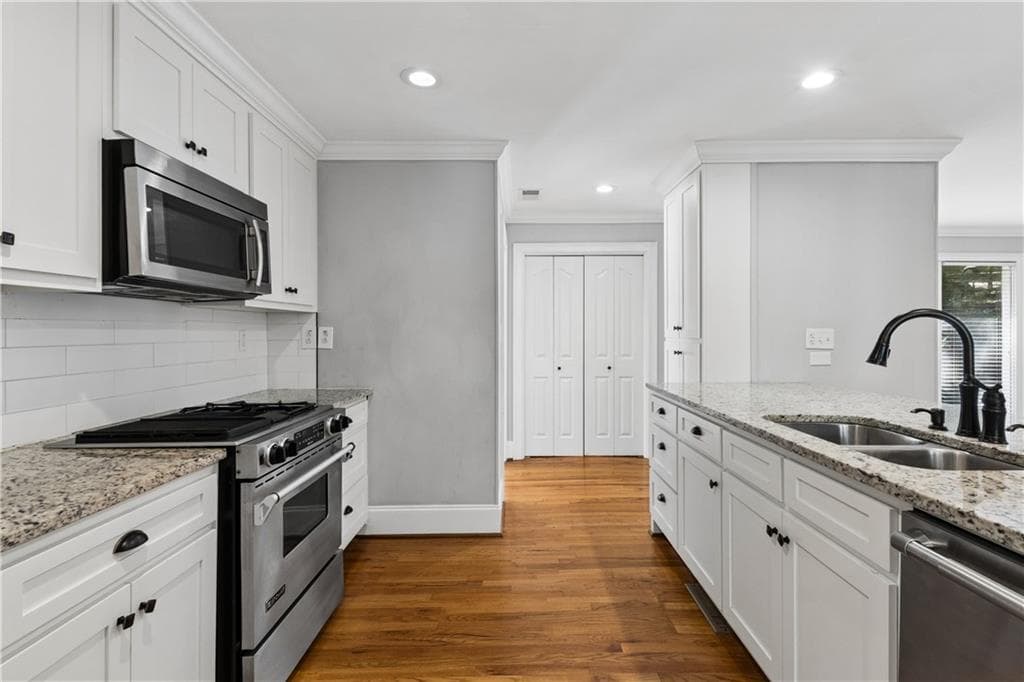 4 bedroom, 3 bathroom, 3,336 sq ft single family residence for sale at 530 E Lake Drive, Gainesville, GA 30506 — photo 8