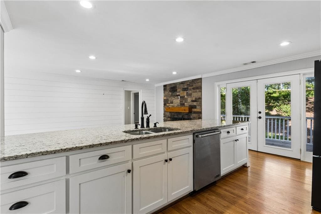 4 bedroom, 3 bathroom, 3,336 sq ft single family residence for sale at 530 E Lake Drive, Gainesville, GA 30506 — photo 9