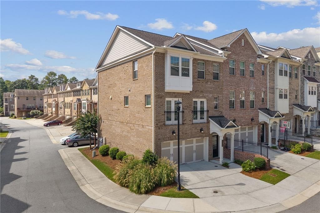 4 bedroom, 4 bathroom, 2,407 sq ft townhouse under contract at 4079 Townsend Lane, Dunwoody, GA 30346 — photo 2