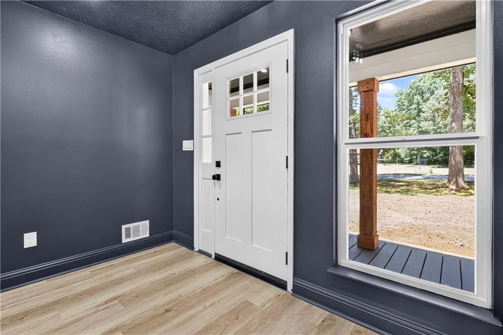 3 bedroom, 2 bathroom, 1,945 sq ft single family residence under contract at 135 Springhouse Lane, Fayetteville, GA 30214 — photo 3