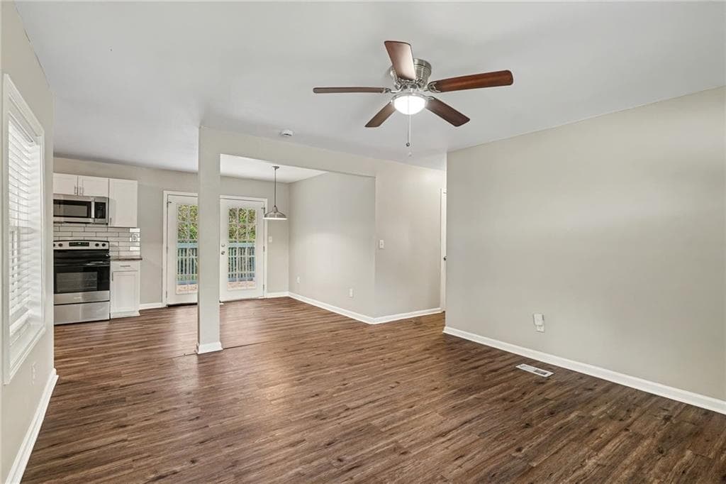 3 bedroom, 2 bathroom, 1,136 sq ft single family residence for sale at 5893 Ronnie Drive, Rex, GA 30273 — photo 4