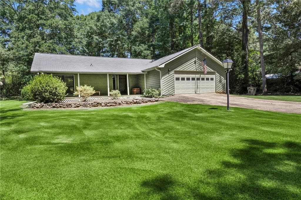 3 bedroom, 2 bathroom, 1,944 sq ft single family residence for sale at 140 Hickory Drive, Stockbridge, GA 30281