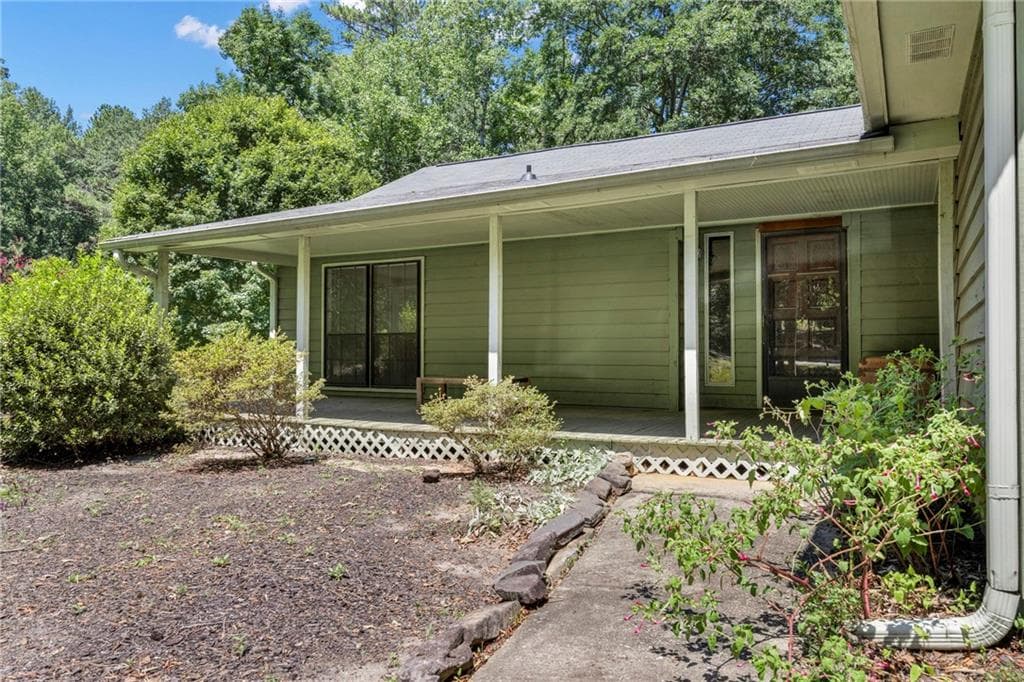 3 bedroom, 2 bathroom, 1,944 sq ft single family residence for sale at 140 Hickory Drive, Stockbridge, GA 30281 — photo 2