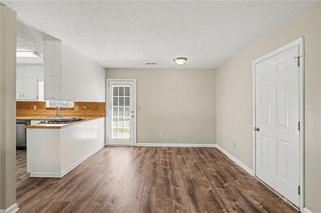 3 bedroom, 2 bathroom, 1,450 sq ft single family residence for sale at 9042 Chestnut Lake Drive, Jonesboro, GA 30236 — photo 7