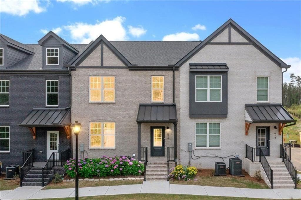 3 bedroom, 4 bathroom, 2,545 sq ft townhouse for sale at 624 Oakleaf Grove Lane, Sugar Hill, GA 30518 — photo 3