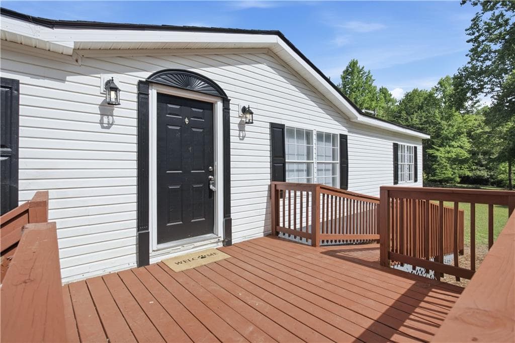 3 bedroom, 2 bathroom, 1,300 sq ft single family residence for sale at 320 Durable Drive, Demorest, GA 30535 — photo 3