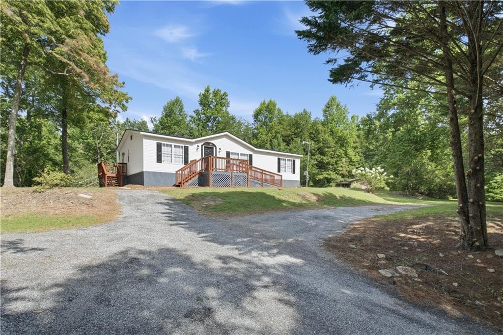 3 bedroom, 2 bathroom, 1,300 sq ft single family residence for sale at 320 Durable Drive, Demorest, GA 30535 — photo 2
