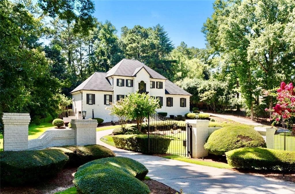 5 bedroom, 5 bathroom, 5,538 sq ft single family residence for sale at 4576 Ridgegate Drive, Peachtree Corners, GA 30097 — photo 3