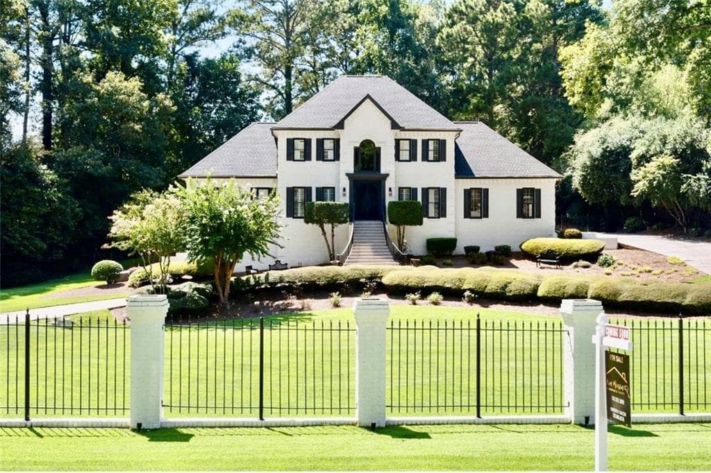 5 bedroom, 5 bathroom, 5,538 sq ft single family residence for sale at 4576 Ridgegate Drive, Peachtree Corners, GA 30097 — photo 4