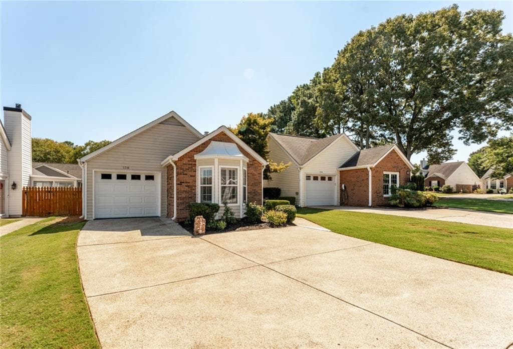3 bedroom, 2 bathroom, 1,010 sq ft single family residence for sale at 1318 Yorkshire Lane, Woodstock, GA 30188 — photo 2
