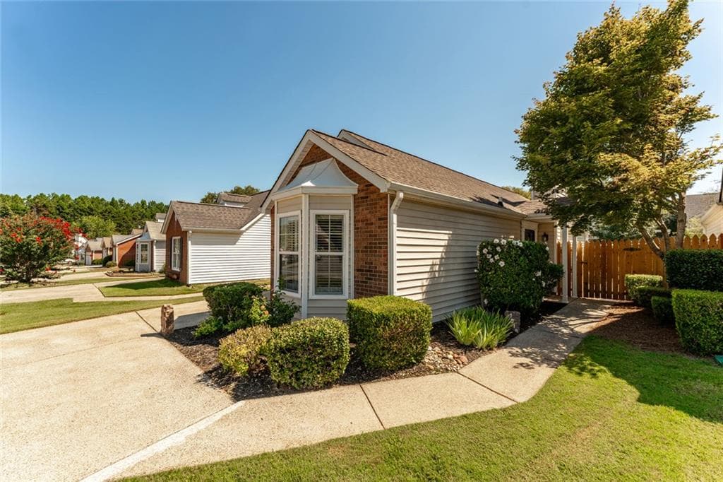3 bedroom, 2 bathroom, 1,010 sq ft single family residence for sale at 1318 Yorkshire Lane, Woodstock, GA 30188 — photo 4