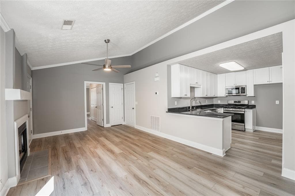3 bedroom, 2 bathroom, 1,010 sq ft single family residence for sale at 1318 Yorkshire Lane, Woodstock, GA 30188 — photo 10