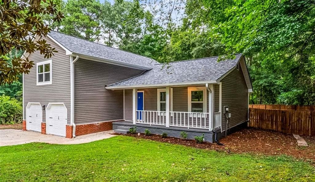 3 bedroom, 3 bathroom, 1,851 sq ft single family residence for sale at 204 Groveland Drive, Peachtree City, GA 30269 — photo 4