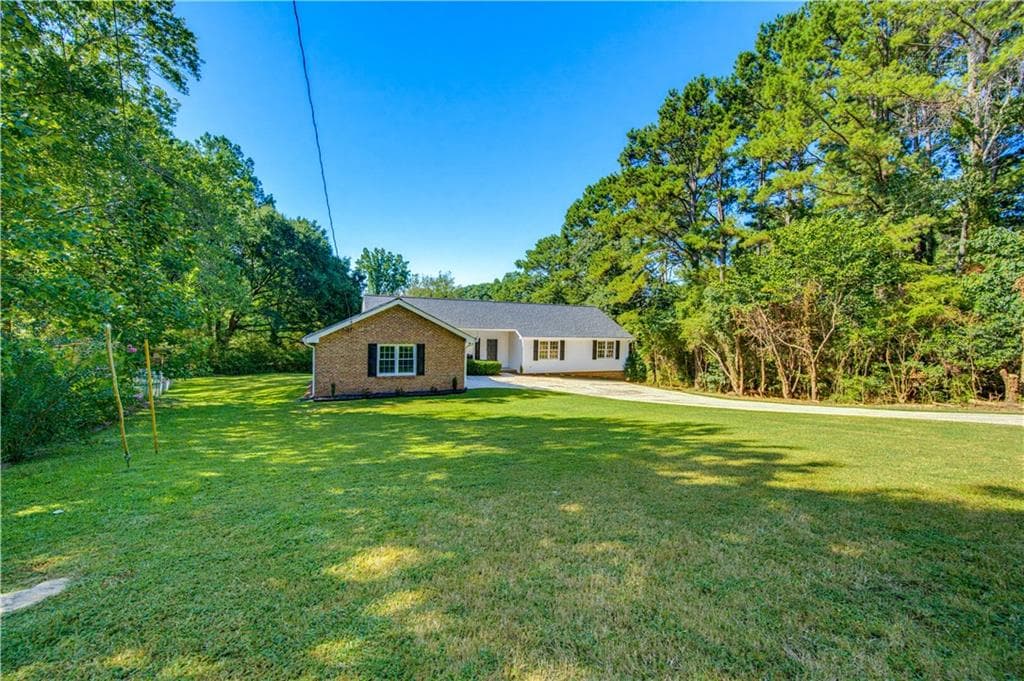 3 bedroom, 2 bathroom, 2,405 sq ft single family residence for sale at 1691 Bentwood Drive, Lilburn, GA 30047 — photo 2