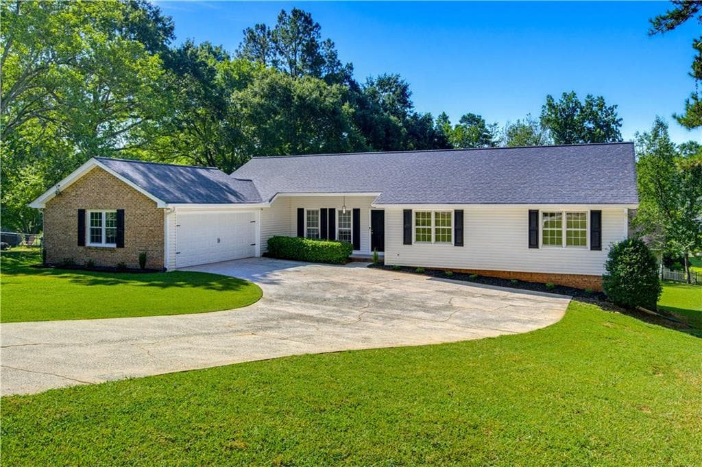 3 bedroom, 2 bathroom, 2,405 sq ft single family residence for sale at 1691 Bentwood Drive, Lilburn, GA 30047 — photo 3