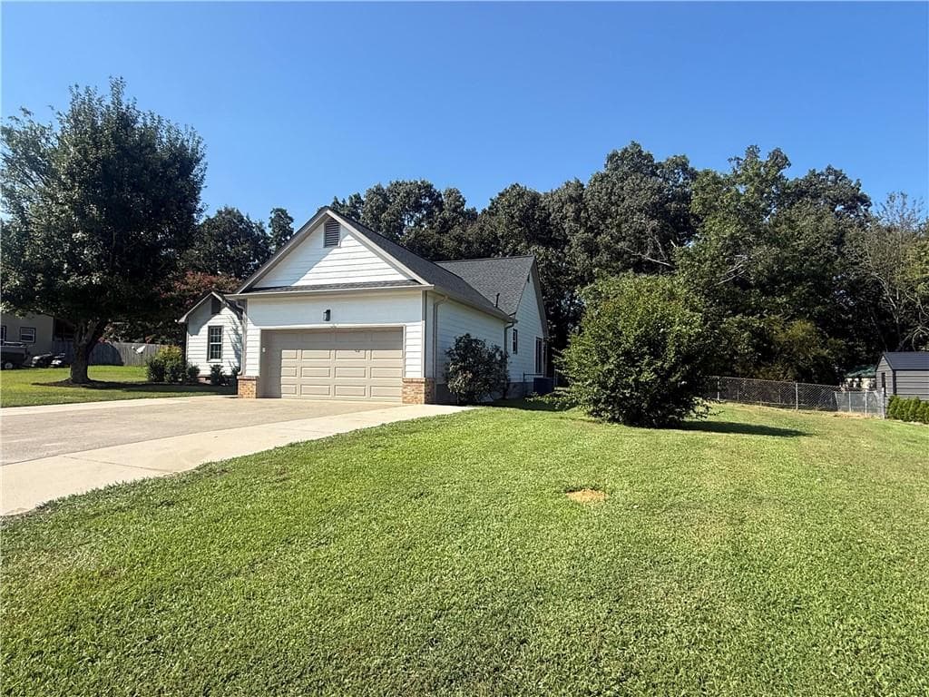 3 bedroom, 2 bathroom, 1,593 sq ft single family residence under contract at 132 Ashley Terrace, Calhoun, GA 30701 — photo 2
