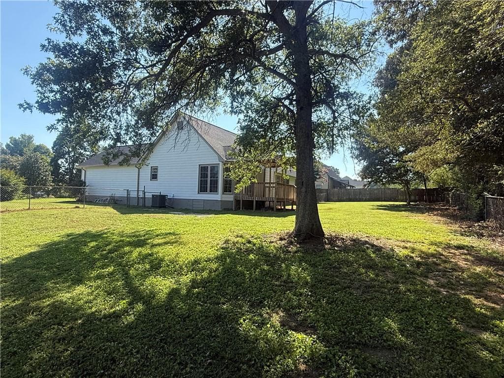 3 bedroom, 2 bathroom, 1,593 sq ft single family residence under contract at 132 Ashley Terrace, Calhoun, GA 30701 — photo 3