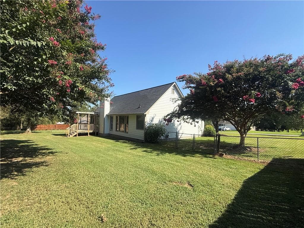 3 bedroom, 2 bathroom, 1,593 sq ft single family residence under contract at 132 Ashley Terrace, Calhoun, GA 30701 — photo 4