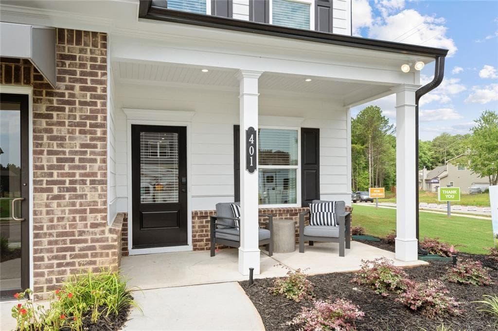 4 bedroom, 3 bathroom, 2,053 sq ft single family residence for sale at 542 Grover Street, Hoschton, GA 30548 — photo 2