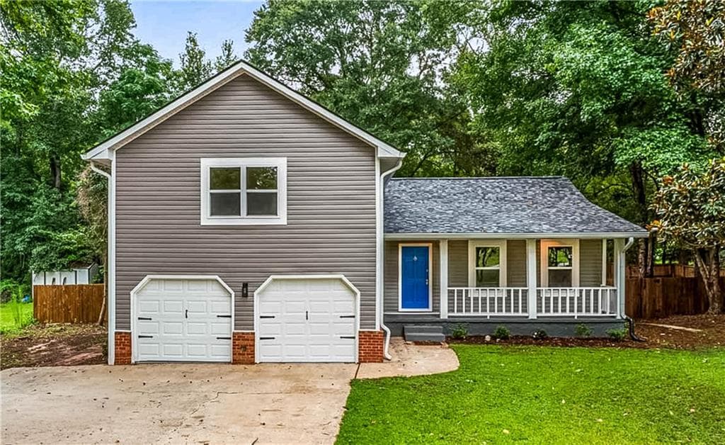 3 bedroom, 3 bathroom, 1,851 sq ft single family residence for sale at 204 Groveland Drive, Peachtree City, GA 30269 — photo 3