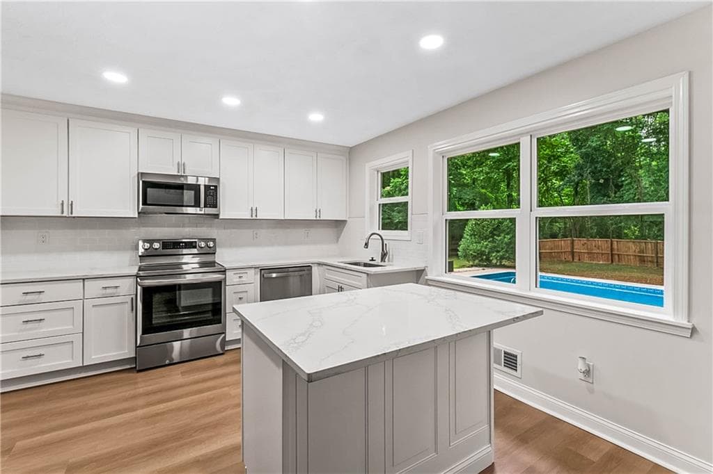 3 bedroom, 3 bathroom, 1,851 sq ft single family residence for sale at 204 Groveland Drive, Peachtree City, GA 30269 — photo 7
