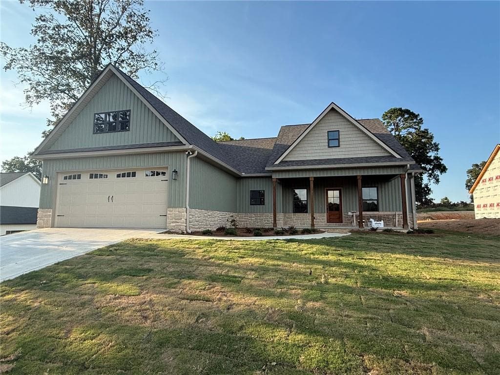 3 bedroom, 2 bathroom, 1,905 sq ft single family residence for sale at 189 Oakland Drive, Calhoun, GA 30701