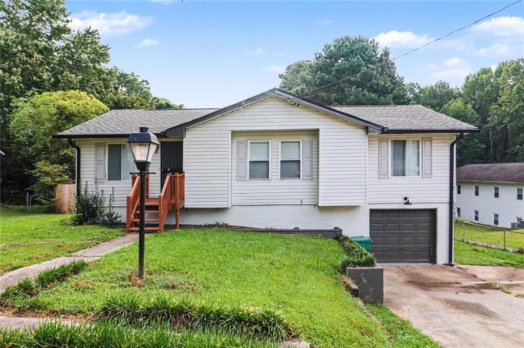 4 bedroom, 2 bathroom, 1,216 sq ft single family residence for sale at 8908 Thomas Road, Jonesboro, GA 30238 — photo 1 of 27