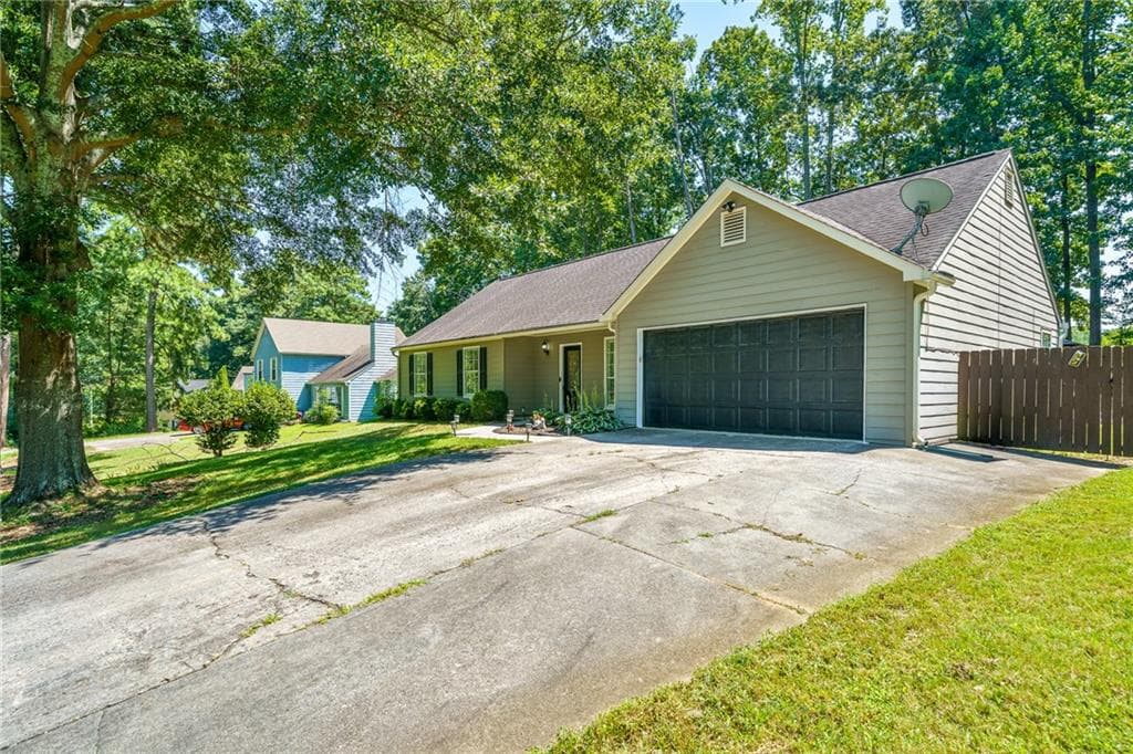 3 bedroom, 2 bathroom, 1,428 sq ft single family residence for sale at 4460 Whitt Station Run, Acworth, GA 30101 — photo 3