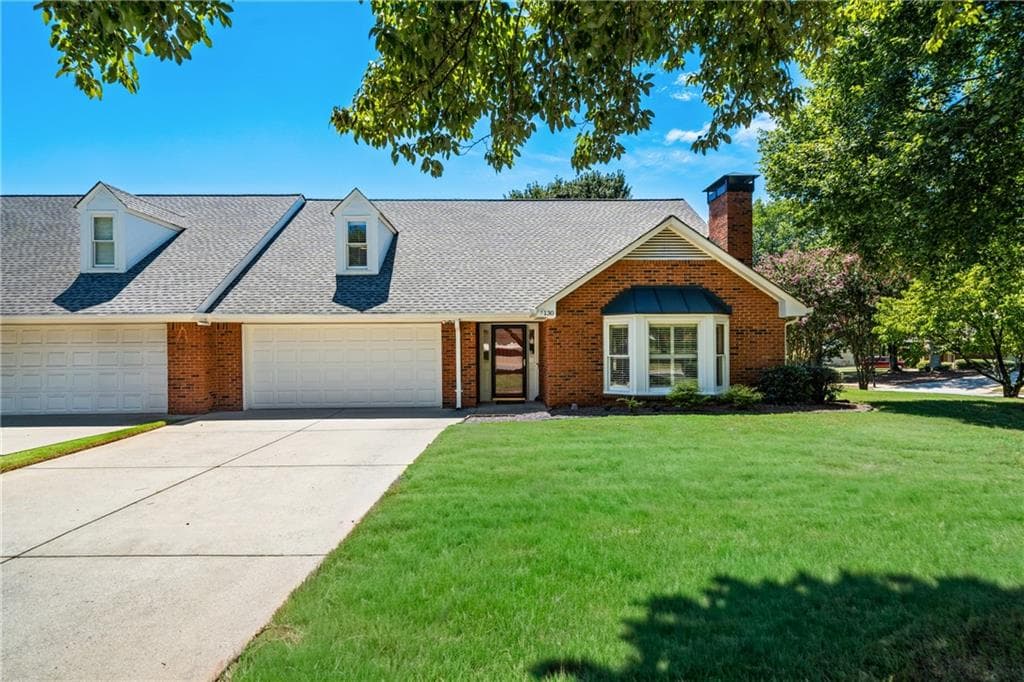 3 bedroom, 3 bathroom, 2,514 sq ft townhouse for sale at 130 Brickleberry Drive, Roswell, GA 30075 — photo 1 of 40