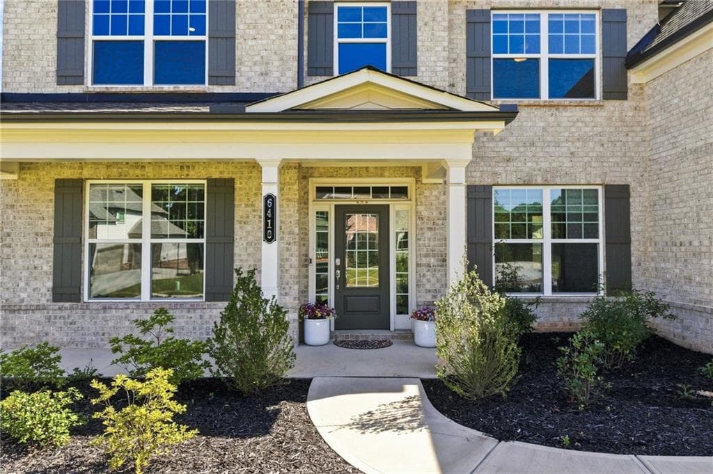 5 bedroom, 4 bathroom, 4,270 sq ft single family residence under contract at 6410 Hawkins Manor Drive, Cumming, GA 30040 — photo 4