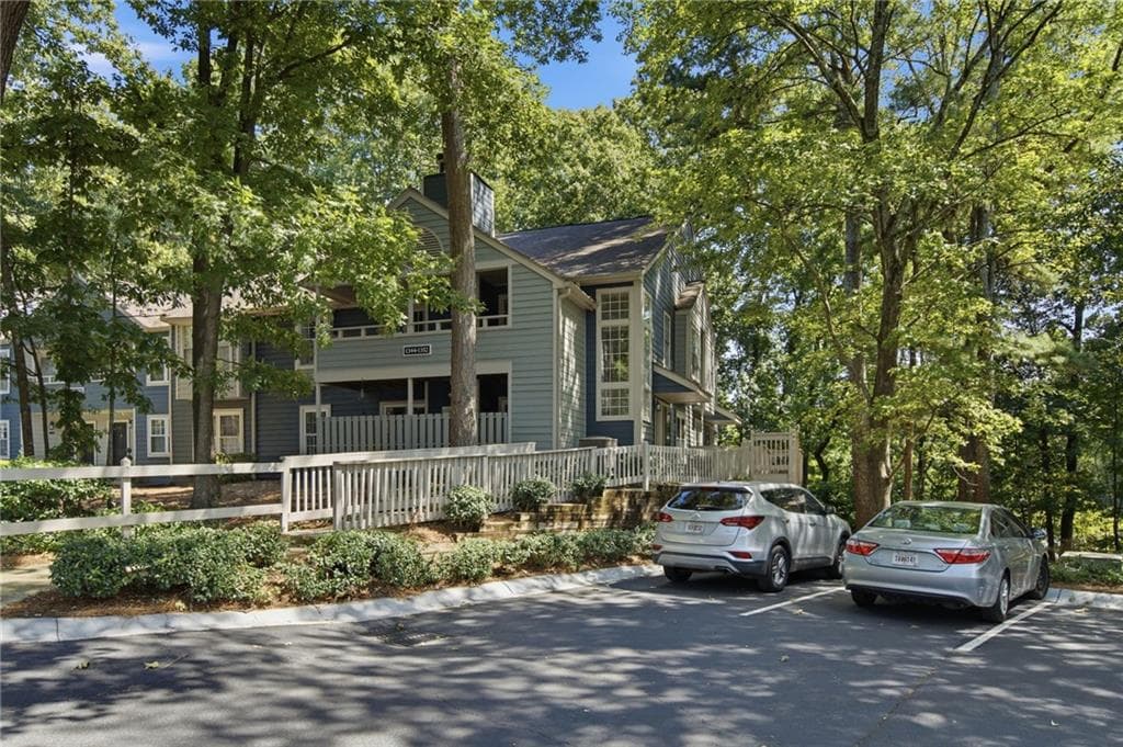 2 bedroom, 2 bathroom, 1,300 sq ft condominium for sale at 1348 N Crossing Drive, Atlanta, GA 30329 — photo 6