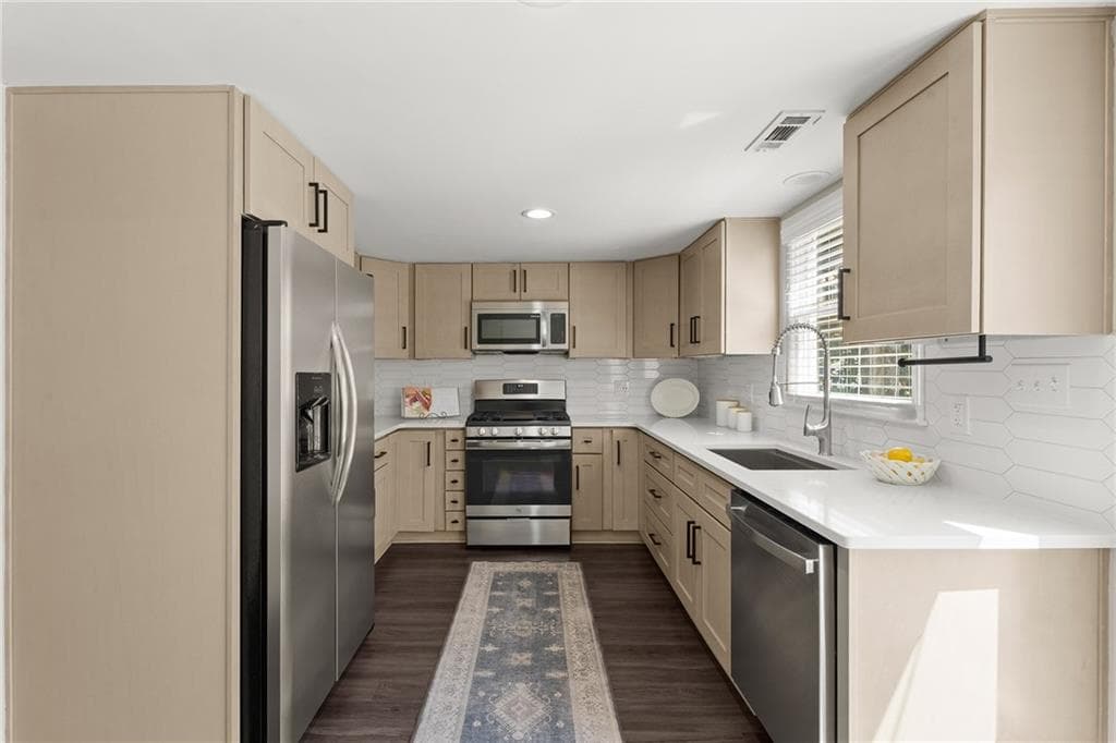 2 bedroom, 3 bathroom, 1,488 sq ft single family residence for sale at 301 Roswell Green Lane, Roswell, GA 30075 — photo 3
